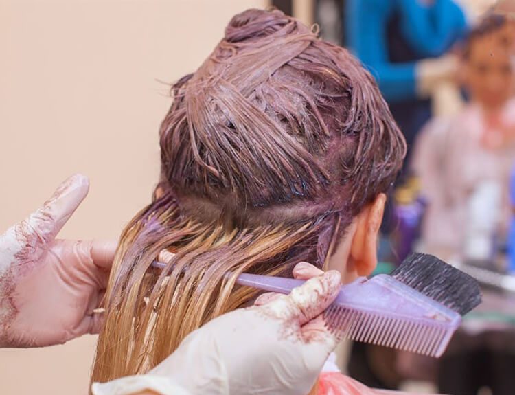 Hạn chế tiếp xúc hoá chất tạo kiểu để phòng ngừa tóc mọc không đều