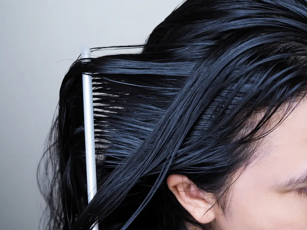 Da đầu nhiều dầu phải làm sao? Bí quyết chăm sóc tóc sạch sâu
