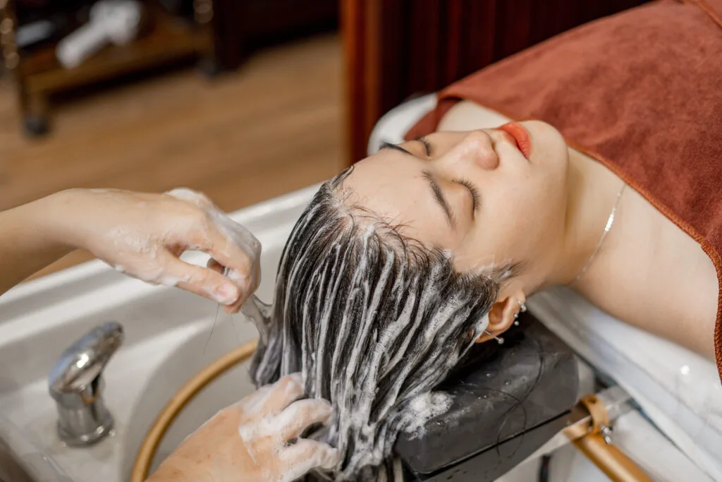 Cách chọn dầu gội giúp tóc chắc khỏe và hạn chế gãy rụng
